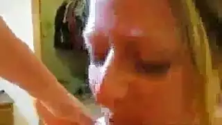 جميلة في سن المراهقة مثليات لعق كس على الأريكة