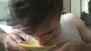 لسانها المتلهف جعله يئن من المتعة