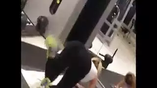 جنس جماعي في ثقب المجد لشقراء مهووسة باللياقة ذات أثداء كبيرة