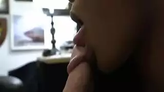 فم المراهقة المغرية مصمم لمص القضبان الكبيرة