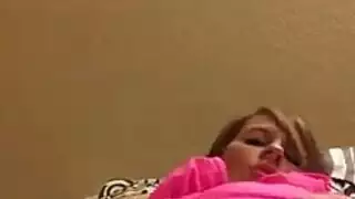 كريستال سويفت تُمسك من قبل مديرها في مكتبه