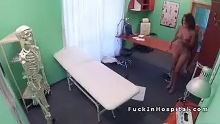 الدكتور ينيك المريضة أثناء الكشف سكس تصوير سري