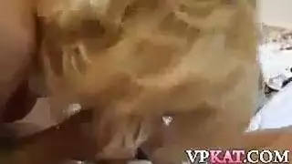 فتاة شقراء القذرة التفكير دائما في مزاج لممارسة الجنس مع رجل من حيها