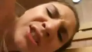 البنت نيما وأبو دخل عليها