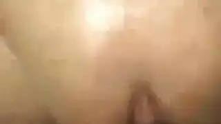 ربة منزل وقحة تحصل على قضيب مفاجئ في سروالها الداخلي