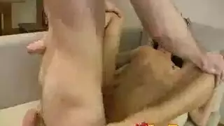 امرأة سمراء عاطفي هي وجود جلسة جنسية بخرية مع صديقتها بينما يراقب صديقها في العمل