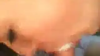 فتاتان شقراوان شهوانيتان تخترقان بعنف جمالية سمراء الشعر