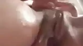 خيال جنسي جماعي بجانب النار: امرأة ناضجة وشاب هاوي