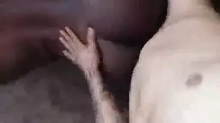 الشباب كريستينا يركب لعبتها الكبيرة على الشاطئ في سان بيرجو من خلال نافذة