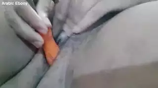 إباحية فردية: مراهقة عربية سمراء تستخدم ألعاب تهزيز وديلدو ميكانيكي
