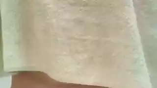 فتاة عربية ساخنة تخلع ملابسها لتداعب ثدييها العملاقة وفرجها المشعر بعد الحمام