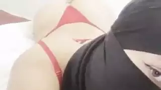 فتاة مسلمة متعرجة محجبة تظهر مؤخرتها في فيديو إباحي صريح