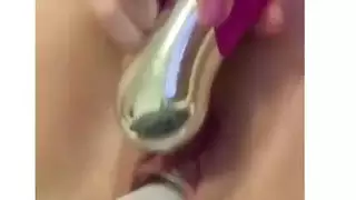 مشهد قاسي لمراهقة بريئة: فقدان العذرية باختراق القضيب الاصطناعي