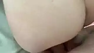 اللعب بفتحتها الضيقة قبل إطعامها زبي