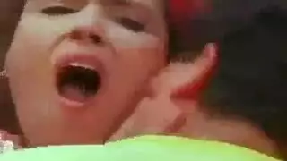 مشهد إباحي: لوسي نيك تتعرض لمداعبة أثدائها أثناء جنس مكثف على السطح