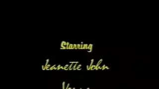 أوgy جامحة في الغابة: رجلان يضربان مهبلها وفمها بقوة