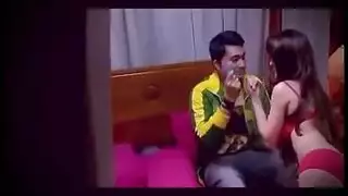 فتاة صغيرة آفا ليتل تمنح مصًا عميقًا رطبًا للقضيب