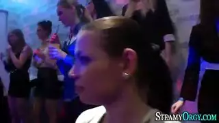 يُساء معاملته لإجباره على مص قضيب في فيلم cfnm إباحي