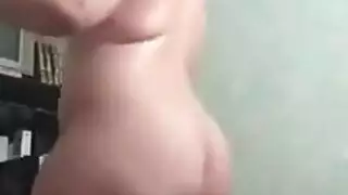 فتاة خليجية تترقص عارية بالنقاب، تهز مؤخرتها الكبيرة وثدييها