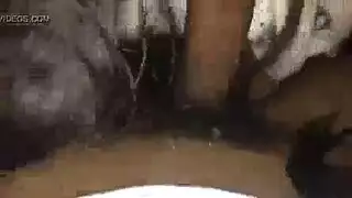 هولندي يضرب كس مشعر من الخلف على طاولة المطبخ حتى تبلغ النشوة بقوة